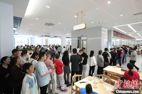 同花顺配资 假期各地党政机关大门对外开放有何深意？