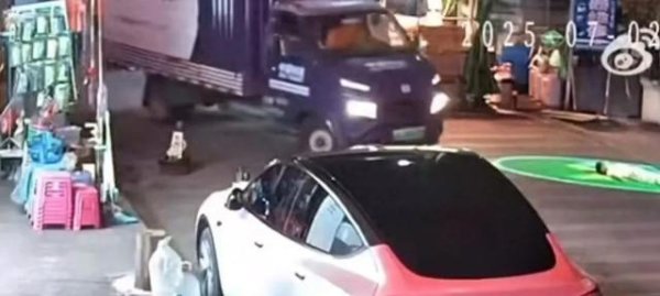 融金牛 云南一幼童躺街上遭货车碾压身亡，知情人：无法理解网上指责母亲的言论