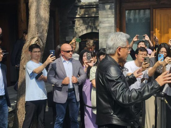 华盛配资 黄仁勋：我已经财务自由25年了 投身事业与助人